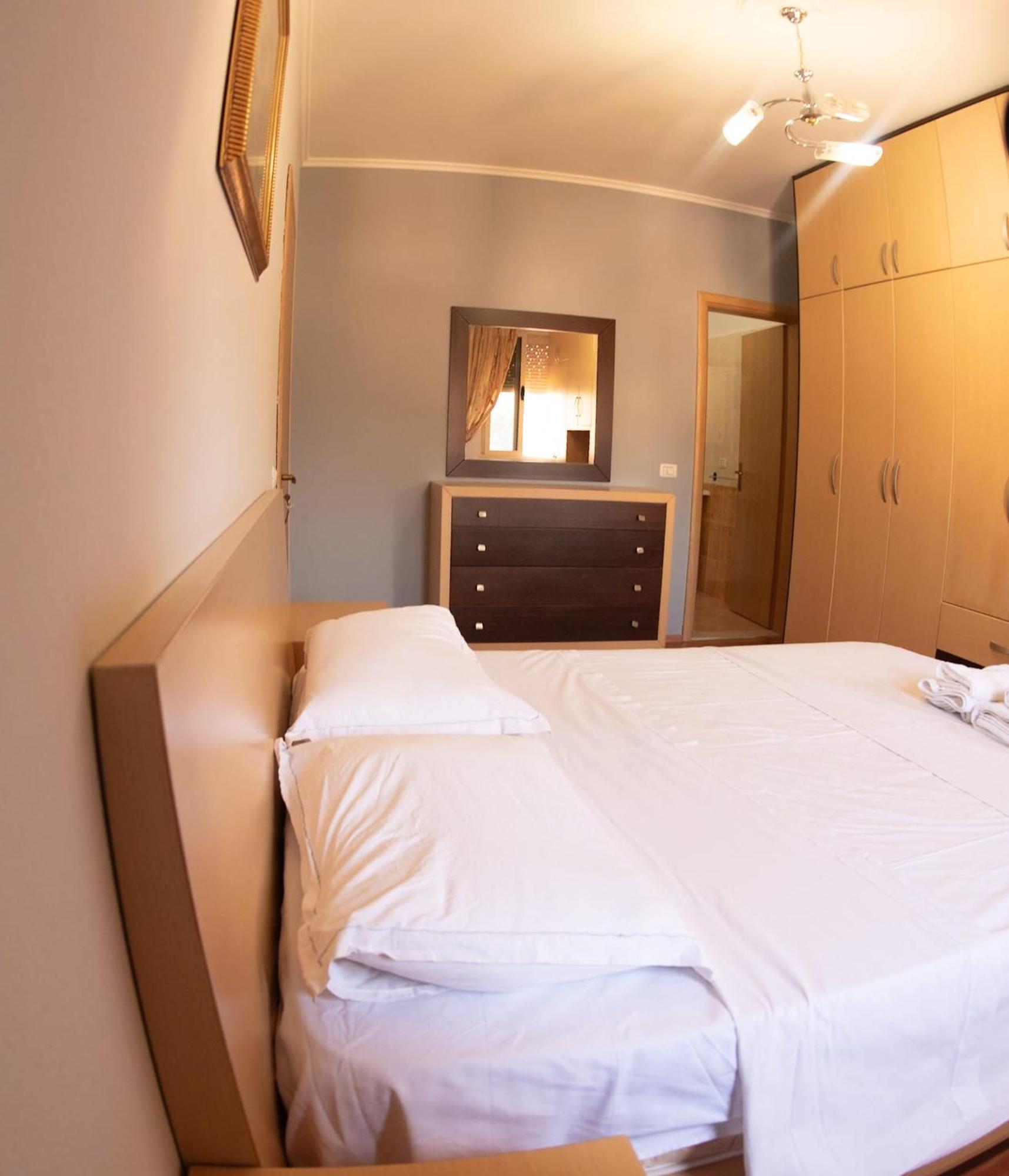 Apartament Egzoni City Center Apartment Берат Екстериор снимка